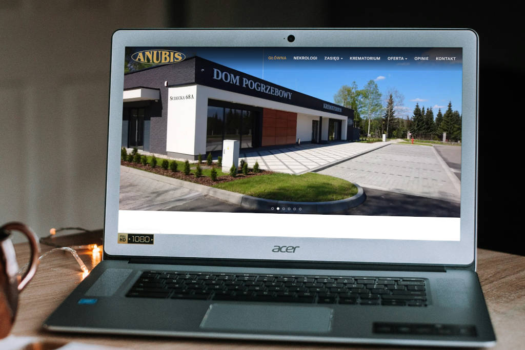 Anubis Pogrzeby na laptopie