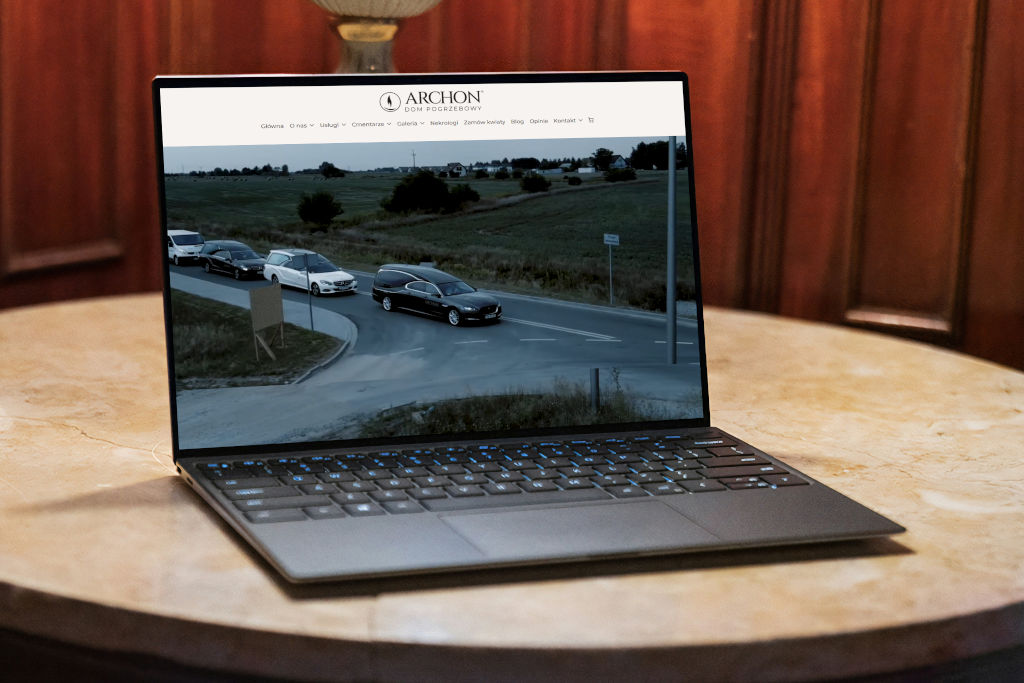 Zakład Pogrzebowy Archon na laptopie